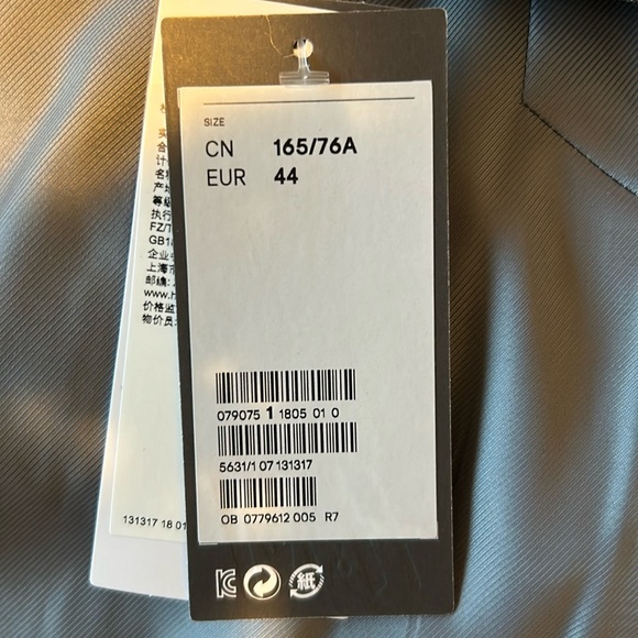 H&M gray checked suits - Picture 3 of 5